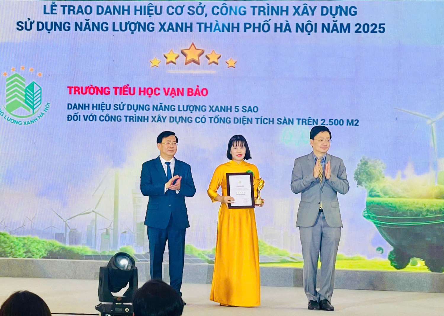 TRƯỜNG TIỂU HỌC VẠN BẢO VINH DỰ NHẬN DANH HIỆU CƠ SỞ, CÔNG TRÌNH SỬ DỤNG NĂNG LƯỢNG XANH 5 SAO THÀNH PHỐ HÀ NỘI NĂM 2025