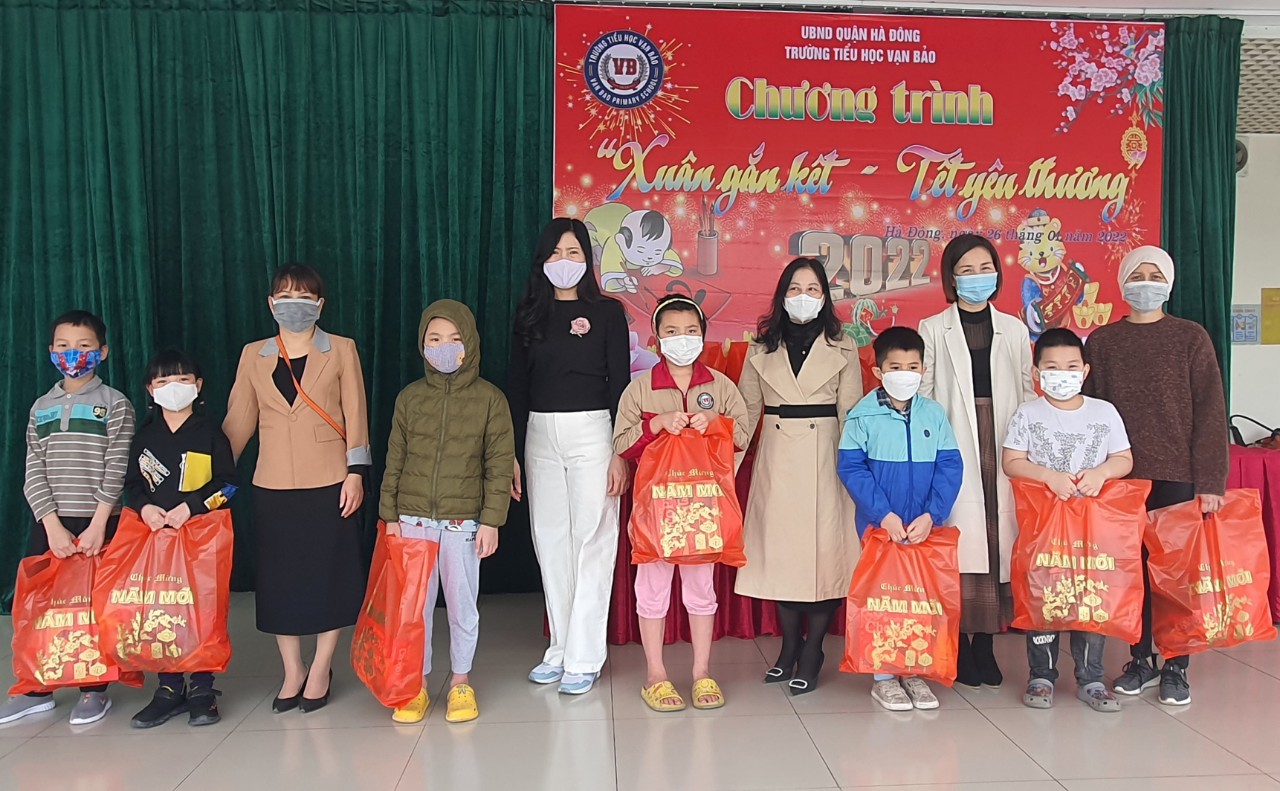 Tặng quà Tết Nhân Dần 2022 cho học sinh có hoàn cảnh khó khăn